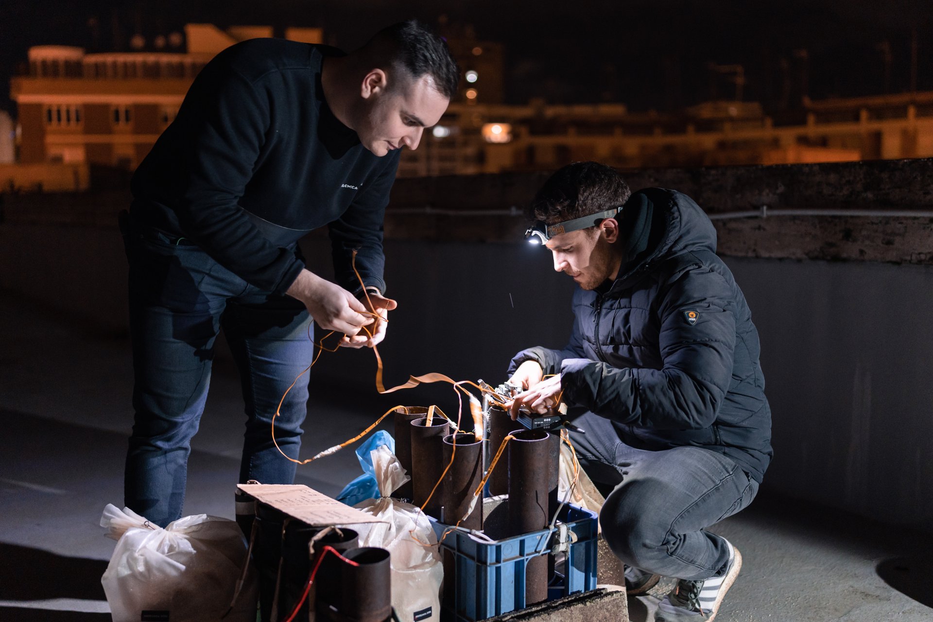 Il team al lavoro durante la preparazione dello spettacolo pirotecnico